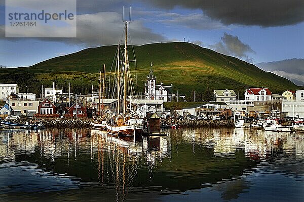 Ort mit Hafen vor Bergkulisse  Húsavík  Nord-Island  Island  Europa