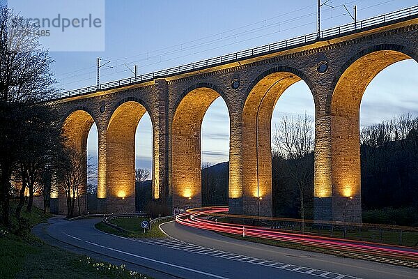 Beleuchtetes Viadukt am Abend  größte Kalksandsteinbrücke Europas  Altenbeken  Ostwestfalen-Lippe  Nordrhein-Westfalen  Deutschland  Europa