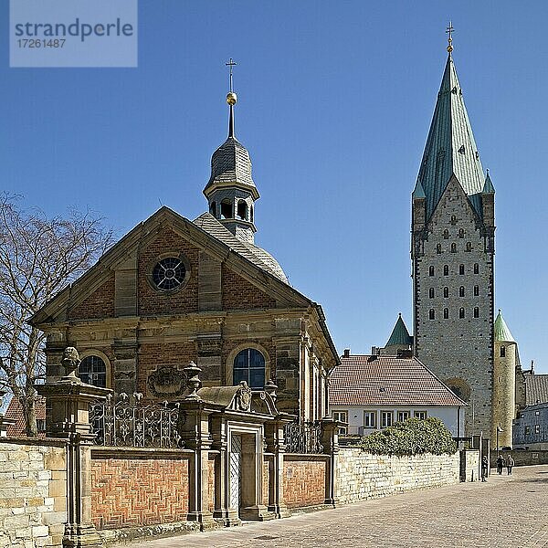Alexis Catholic Chapel oder Alexiuskapelle und Paderborner Dom  Paderborn  Ostwestfalen-Lippe  Nordrhein-Westfalen  Deutschland  Europa