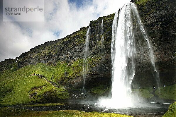 Wasserfall  Seljalandsfoss  Abbruchkante des Hochlands  Südküste  Island  Europa