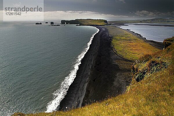 Schwarzer Strand  Blick auf Kap Dyrhólaey  Reynisfjall  Vík  Südküste  Island  Europa