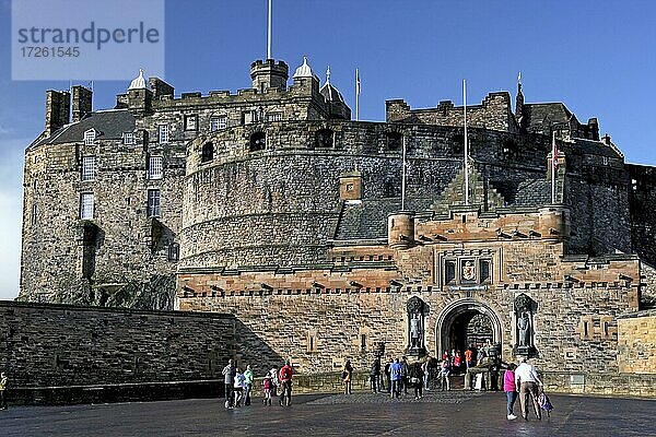 Edinburgh Castle  Burg  Castle Rock  Eingangstor  Edinburgh  Schottland  Großbritannien  Europa