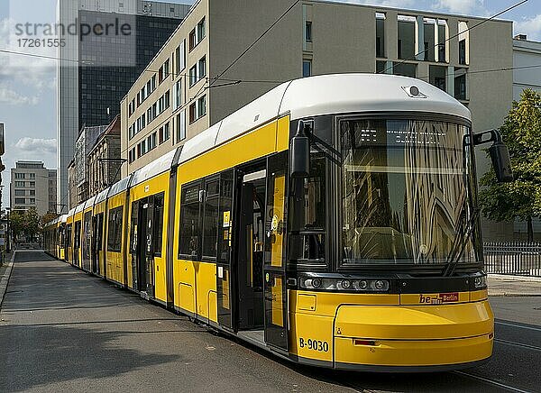 Tram im Berliner Straßenverkehr  Berlin  Berlin  Deutschland  Europa