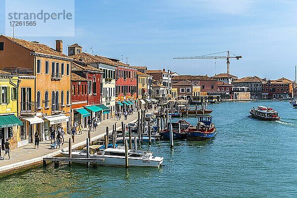 Bunte Häuser und Boote am einem Kanal von Murano  Insel Murano  Venedig  Venetien  Italien  Europa