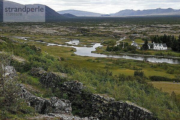 Landschaft  Fluss  Kirche und Häuser der Nationalparkverwaltung  Lavaspalte  Lavaformationen  Thingvellir  þingvellir  Goldener Zirkel  Island  Europa