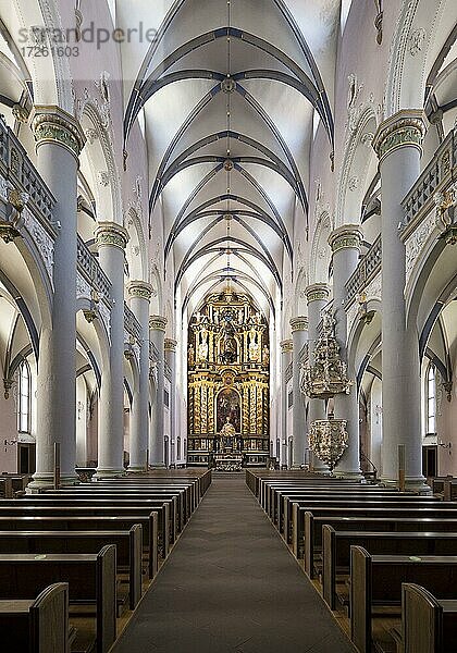 Marktkirche  Innenaufnahme Richtung Barockaltar  Paderborn  Ostwestfalen-Lippe  Nordrhein-Westfalen  Deutschland  Europa