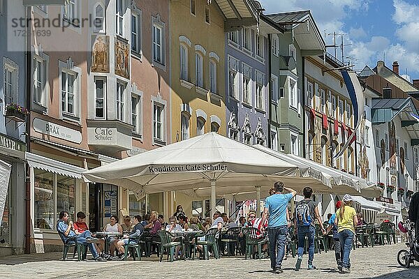 Touristen in der Marktstraße  Bad Tölz  Oberbayern  Bayern  Deutschland  Europa