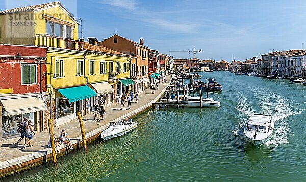 Bunte Häuser und Boote am einem Kanal von Murano  Insel Murano  Venedig  Venetien  Italien  Europa