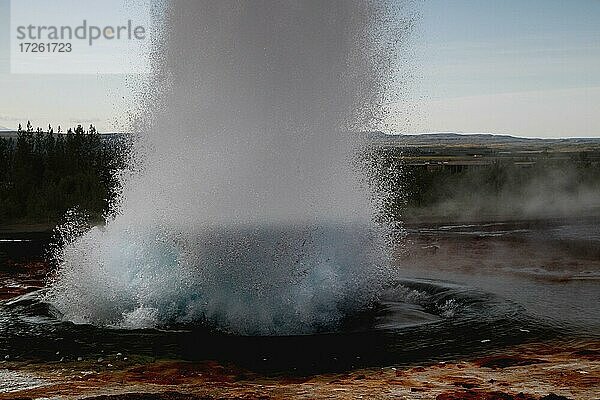 Geysir  Heißwasserspringquelle  Eruption  Blase  Eruption  Wasserfontaine  Strokkur  Haukadalur  Geothermalgebiet  Goldener Zirkel  Süd-West-Island  Island  Europa