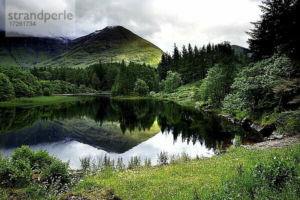 Torren Lochan  See  Spiegelung  Glen Coe Tal  Highlands  Hochland  Schottland  Großbritannien  Europa