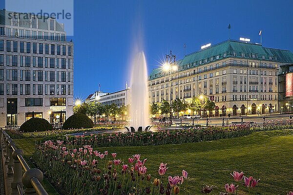 Pariser Platz mit Springbrunnen und Hotel Adlon Kempinski am Abend  Berlin  Deutschland  Europa