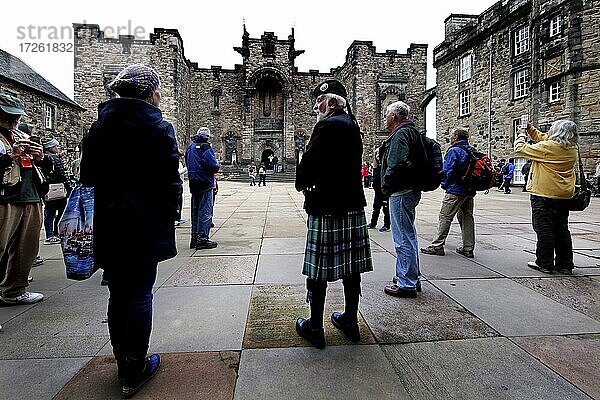Edinburgh Castle  Burg  Castle Rock  Kanone  Schlossplatz  Touristen  Fremdenführer im Kilt  Schottenrock  Edinburgh  Schottland  Großbritannien  Europa