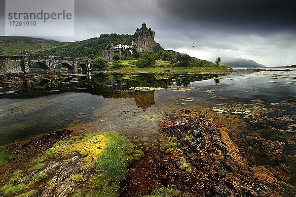 See  Eilean Donan Castle  Burg  Schloss  Landzunge  Gezeiteninsel  steinerne Fußgängerbrücke  Stammsitz Clan Macrae  Loch Duich  Dornie  Hochland  Highlands  Schottland  Großbritannien  Europa