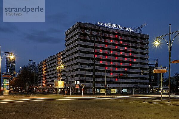Haus der Statistik am Alexanderplatz mit farbiger Illumination  Projekt Allesandersplatz  Dämmerung  blaue Stunde  Berlin-Mitte  Berlin  Deutschland  Europa