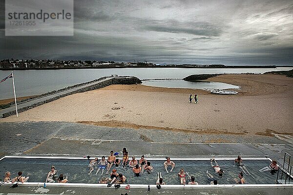 Heißwasser-Schwimmbad  Schwimmbecken am Strand  Badegäste  Nauthólsvik  Reykjavík  Island  Europa