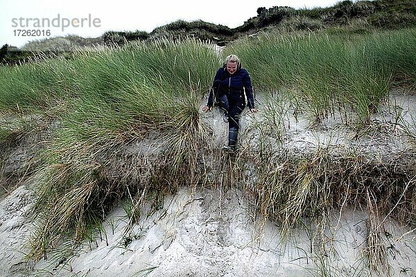 Camusdarach Beach  Strand  Dünengras  Frau  Arisaig  Mallaig  Westküste  Highlands  Hochland  Schottland  Großbritannien  Europa