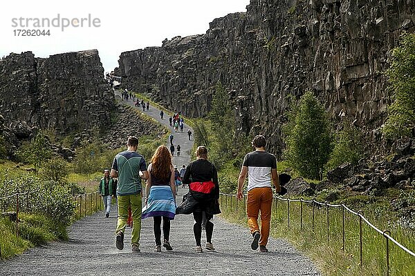 Touristen  Lavaspalte  Lavaformationen  Thingvellir  þingvellir  Goldener Zirkel  Island  Europa