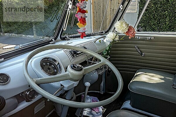 Innenraum  Fahrerkabine eines Volkswagen Typ 2 Transporter  VW Bus T1  Bulli  Oldtimer Baujahr ab 1950  Bayern  Deuschland