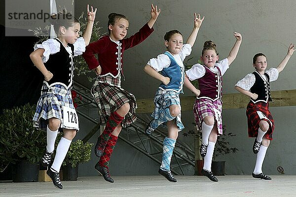 Highlandgames  Hochlandspiele  Highlanddance  Hochlandtanz  Mädchen  Tartan  Karos  Schottland  Großbritannien  Antigonish  Novo Scotia  Neu-Schottland  Nordamerika  Amerika  Kanada  Europa