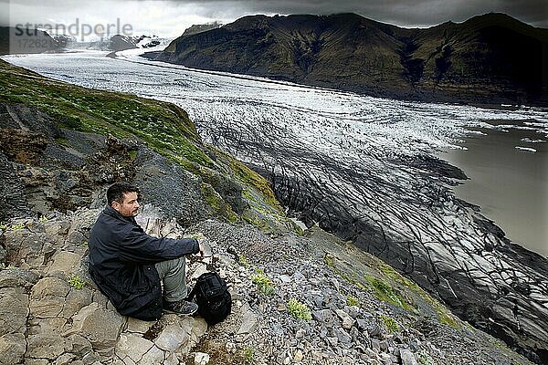 Gletscherzunge  Gletscher  Gletschersee  kalbender Gletscher  Eisberge  Berge  Mann auf Felsen  Aussichtspunkt  Hochplateau  Skaftafellsjökull  Skaftafell  Vatnajökull  Südküste  Island  Europa