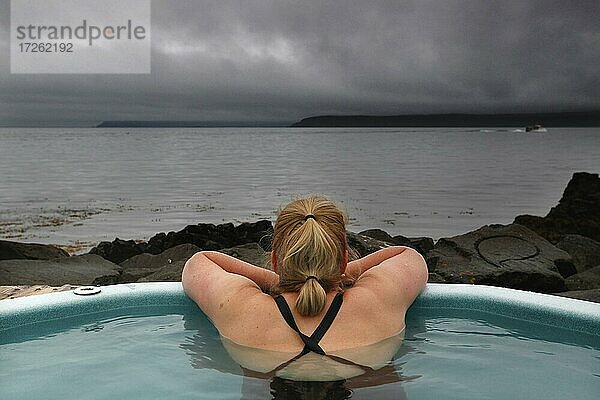 Frau im Hot Pot  Geothermalbad am Atlantik  Rücken  Drangsnes  Vestfirðir  Westfjorde  Nord-West-Island  Island  Europa