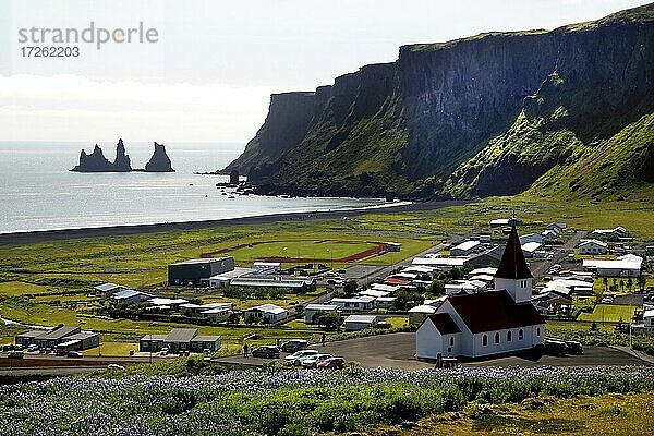 Kirche  Häuser  Blick auf Vík  Felsnadeln Reynisdrangar  Reynisfjall  Vík  Südküste  Island  Europa