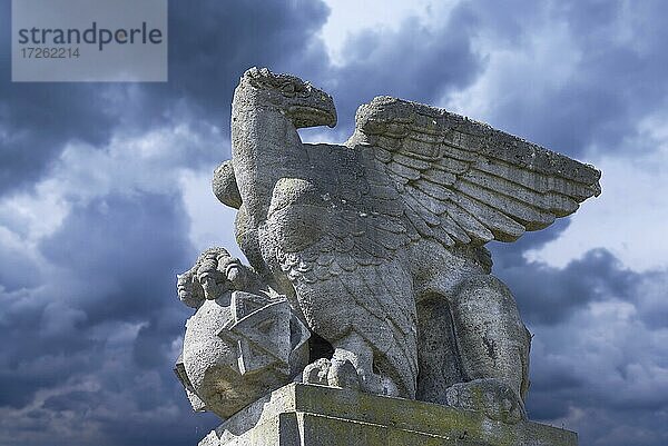 Adlerfigur mit Kugel und Davidstern  Kriegerdenkmal auf dem Neuen Jüdischen Friedhof  Nürnberg  Mittelfranken  Bayern  Deutschland  Europa