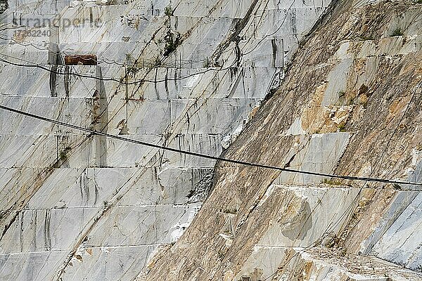 Terrassenförmig angelegte Felswand in Tagebau-Carrara-Marmorminen oder Steinbrüchen  Carrara  Toskana  Italien  Europa