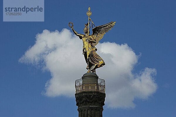 Goldene Bronzeskulptur der Viktoria mit einer Wolke hinter der Siegessäule  eingeweiht 1873  Künstler Friedrich Drake  Berlin  Deutschland  Europa