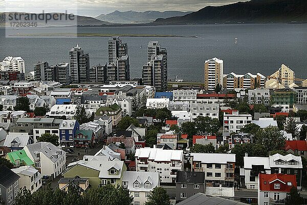 Blick vom Turm der Hallgrimskirkja auf Stadt  Häuser  Neubauten am Wasser  Bucht  Reykjavík  Island  Europa