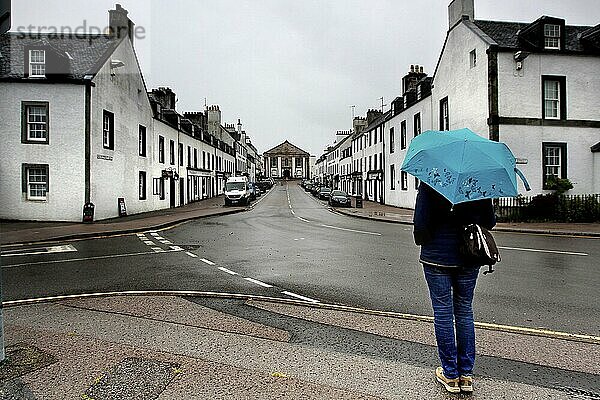 Inveraray Hauptstraße  Planstadt  Frau mit Regenschirm Inverary  Loch Fyne  Argyll and Bute  Highlands  Hochland  Schottland  Großbritannien  Europa