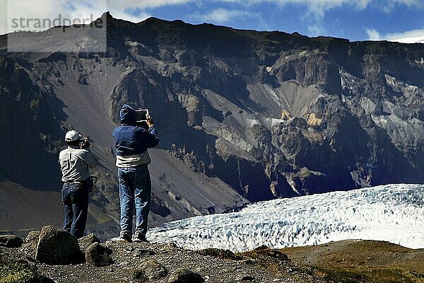 Touristen vor Gletschereis  Gletscher  kalbender Gletscher  Gletscherlagune  Gletschersee  Gletscherlagune Fjallsarlón  Vatnajökull Gletscher  Südküste  Island  Europa
