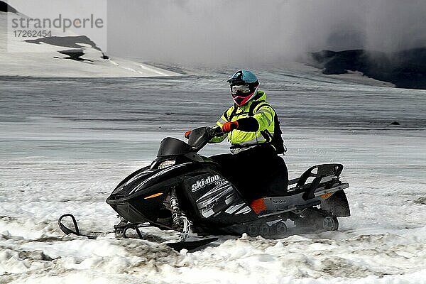 Gletscher  Snowmobile  Schneemobile mit Fahrer  Langjökull  Hochland  Zentralisland  Island  Europa