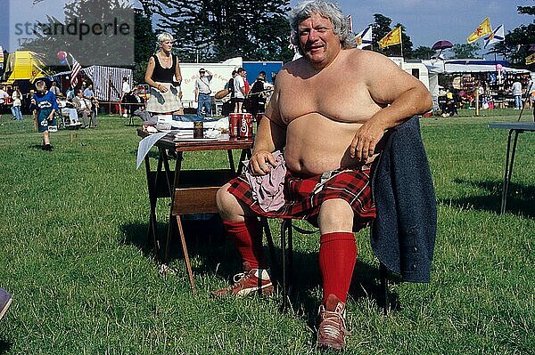 Highlandgames  Hochlandspiele  Athlet  Sportler  dicker Mann mit nacktem Oberkörper  Schottenrock  Kilt  Schottenrock  Kilt  Schottland  Großbritannien  Europa