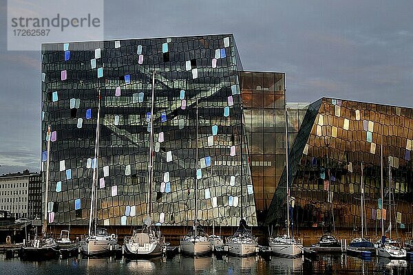 Modernes Konzerthaus Harpa  Hafen mit Segelbooten  Reykjavík  Island  Europa