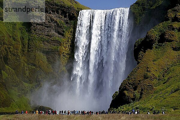 Wasserfall  Toursiten  Skogafoss  Südisland  Island  Europa