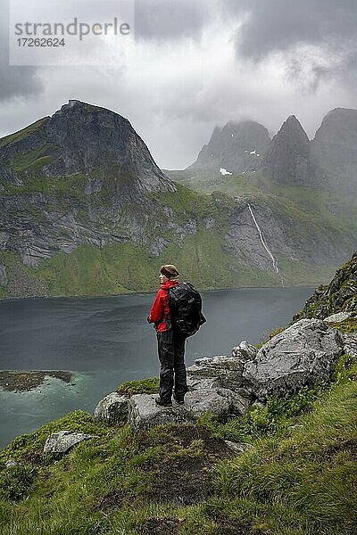 Wanderin bei Schlechtem Wetter  Fjorde und Berge  Wanderung zum Berg Helvetestinden  Lofoten  Nordland  Norwegen  Europa