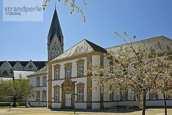 Ehemalige Domdechanei  heute Stadtbibliothek mit dem Paderborner Dom im Hintergrund  Paderborn  Ostwestfalen-Lippe  Nordrhein-Westfalen  Deutschland  Europa