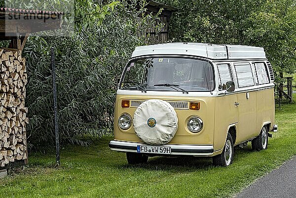 Oldtimer Volkswagen Typ 2 als Campingbus  VW Transporter T2  Bulli  Baujahr ab 1967  Deutschland  Europa