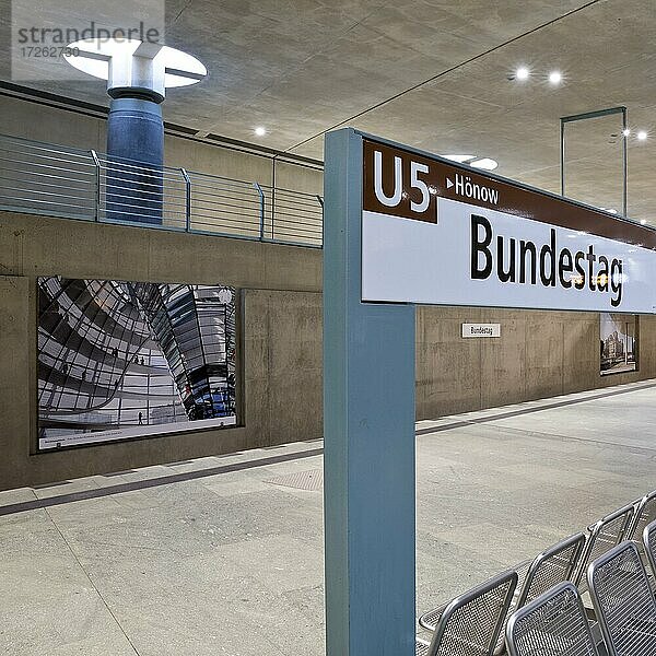 U-Bahnhof Bundestag mit einem Foto von der Innenansicht der Kuppel des Reichstages  Regierungsviertel  Berlin-Mitte  Berlin  Deutschland  Europa