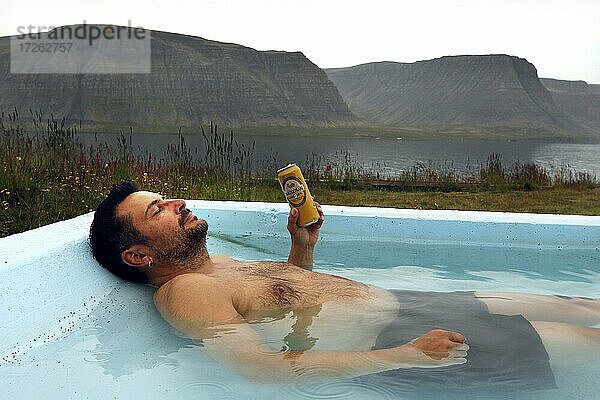 Hot Pot  Heißwasserpool  Geothermalbad  Mann mit Malzbierbüchse  Pollurinn  Tálknafjörður  Vestfirðir  Westfjorde  Nord-West-Island  Island  Europa