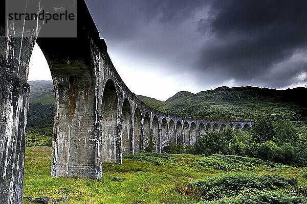 Glenfinnan Viaduct  Eisenbahnviadukt  Eisenbahnbrücke  West Highland Line  Highlands  Hochland  Schottland  Großbritannien  Europa