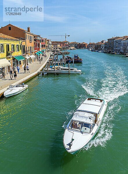 Bunte Häuser und Boote am einem Kanal von Murano  Insel Murano  Venedig  Venetien  Italien  Europa