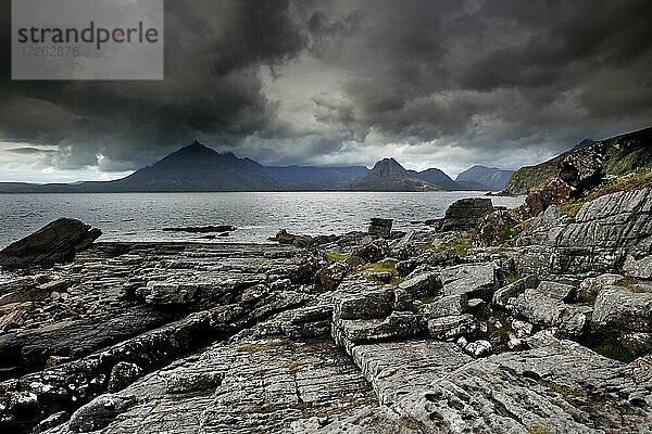 Strand  Cullin Mountains  Berge  Elgol  Isle of Skye  Skye  Innere Hebriden  Hebriden  Highlands  Hochland  Schottland  Großbritannien  Europa