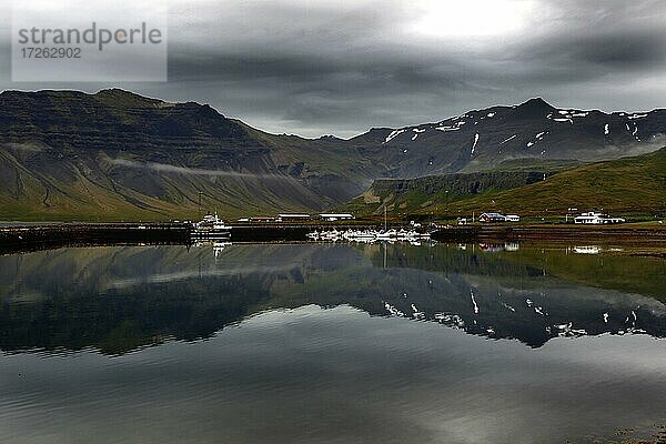 Fischerort vor Bergkulisse  Grundarfjörður  Snæfellsnes  Halbinsel Snäfellsnes  Westküste  Island  Europa