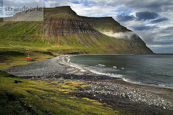 Strand  orange Seenotrettungshütte  Skálavík  Vestfirðir  Westfjorde  Nord-West-Island  Island  Europa