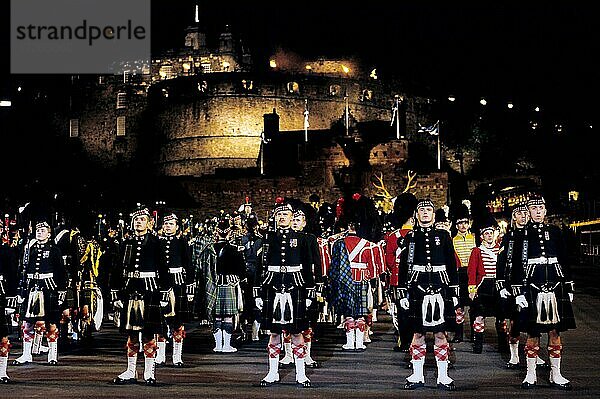 Edinburgh Castle  Burg  Castle Rock  Vorplatz  Royal Edinburgh Military Tattoo  Zapfenstreich  Soldaten im Kilt  Edinburgh  Schottland  Großbritannien  Europa