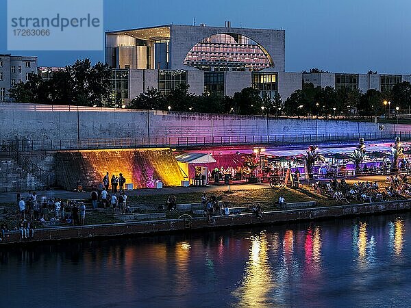 Spreeufer Capital Beach Bar und Kanzleramt  Ausblick von Hugo-Preuß-Brücke  Blaue Stunde  Berlin-Mitte  Berlin-Tiergarten  Berlin  Deutschland  Europa