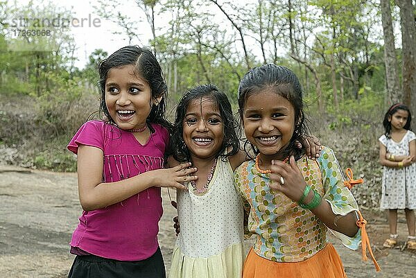 Mädchen beobachten Anthimahakallai Kavu Festival in Cheelakkarai in der Nähe von Thrissur  Kerala  Indien  Asien