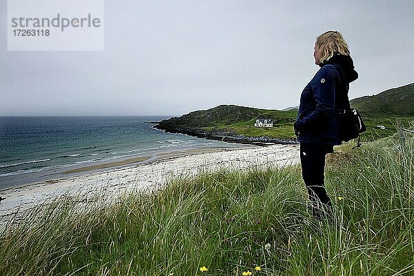 Camusdarach Beach  Strand  Atlantik  Dünengras  Frau  Arisaig  Mallaig  Westküste  Highlands  Hochland  Schottland  Großbritannien  Europa